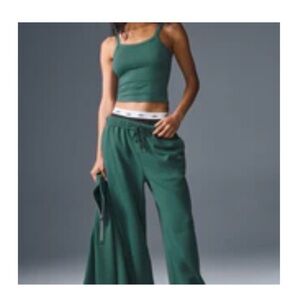 Alo Yoga Accolade Straight Leg Sweatpant in Winter Ivy